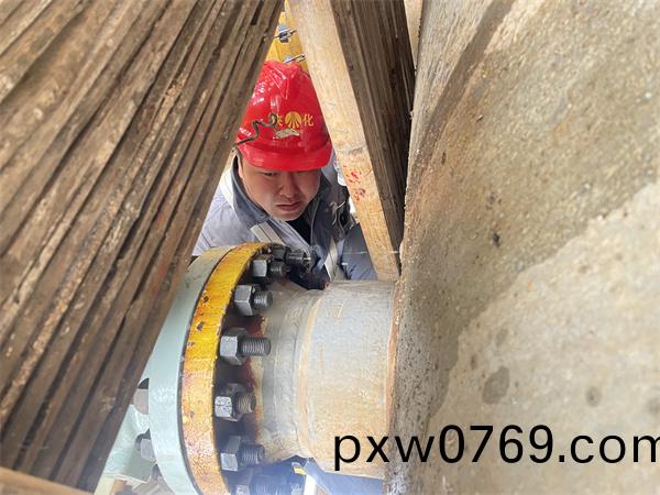 8-對新(xin)裝(zhuang)閥(fa)門(men)灋(fa)蘭進行(xing)細(xi)緻(zhi)清理.jpg